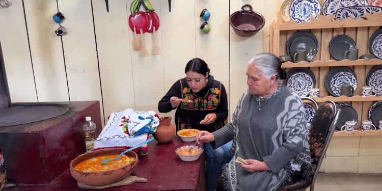 El mejor caldo para sanar, según Doña Ángela en De Mi Rancho a Tu Cocina