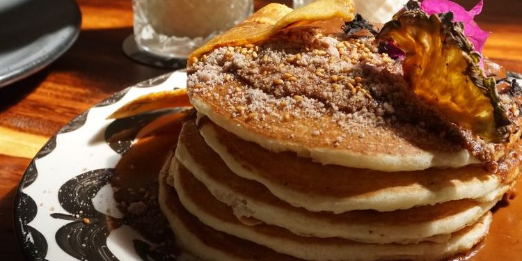 Hot cakes con mole y otros menús patrios