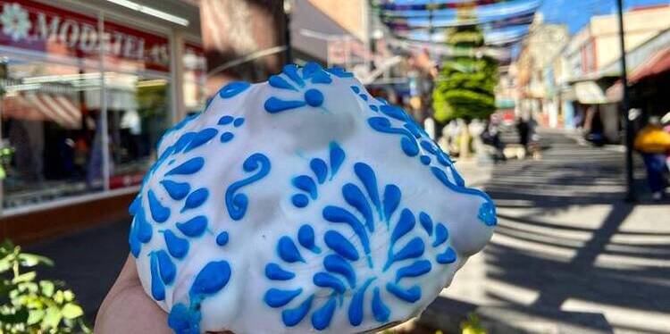 ¡Una artesanía! Elaboran pan de muerto estilo talavera