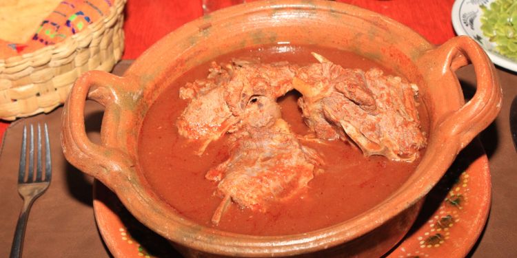 Lleva la tradición a tu cocina: Receta de mole de caderas poblano