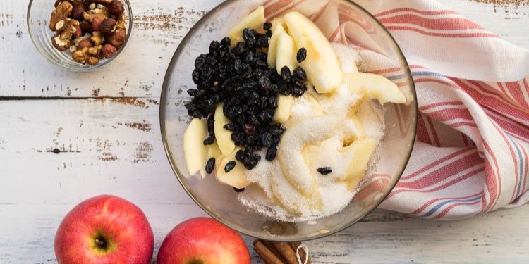 Prepara una ensalada de manzana con yogurt para Navidad