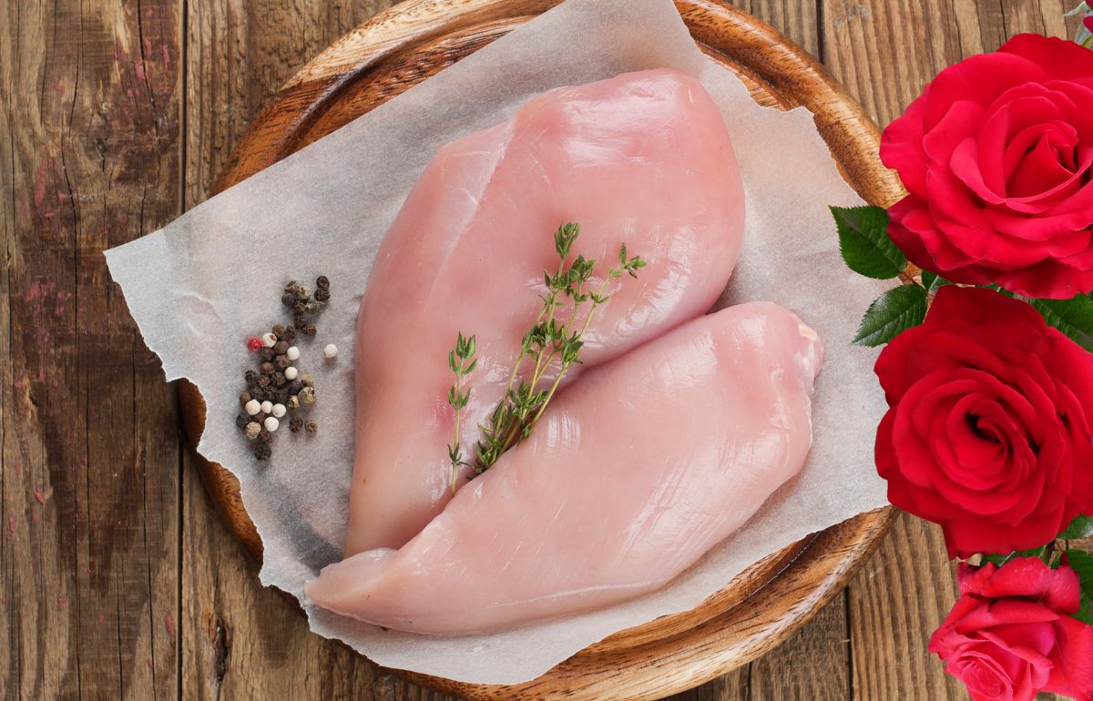 Ve más allá del pollo asado de siempre y regala a mamá un detalle con salsa de rosas