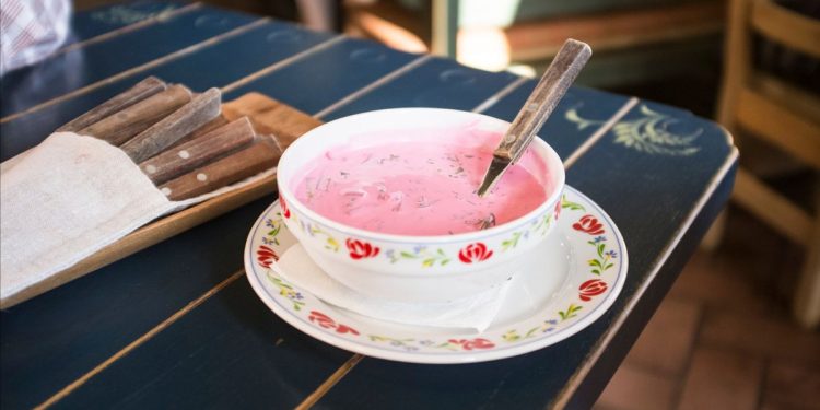 Sopa fría de rosas, para aprovechar las flores en buen estado