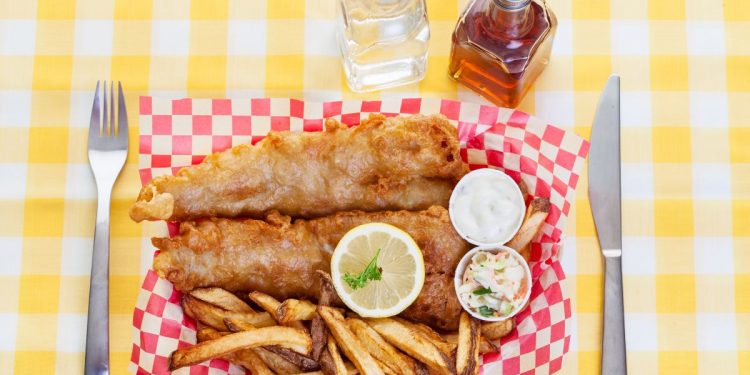 Cocina unos fish and chips al estilo de los Beatles con esta receta