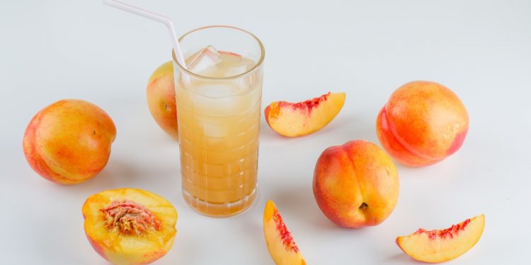 Cocteles Peachfuzz, el color del año