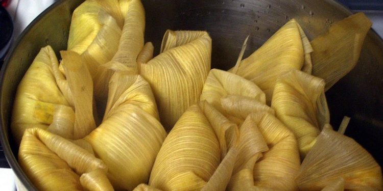 Descubre por qué se le pone una moneda a la olla de tamales