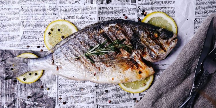 Disfruta la Cuaresma con este pescado empapelado con verduras