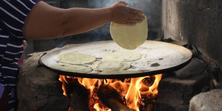 ¡Maestría! El proceso para hacer tortillas de maíz a mano