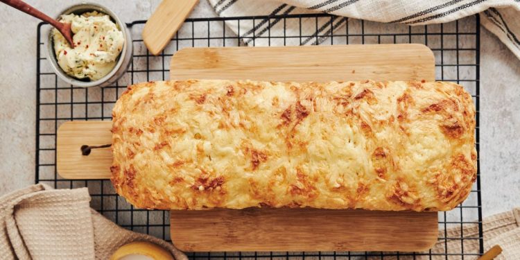 Prepara un pan crocante de queso para picar o untar antes de comer