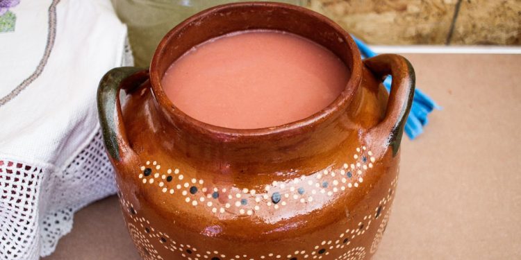 Más que té, hacen atole de bugambilias para honrar a las flores