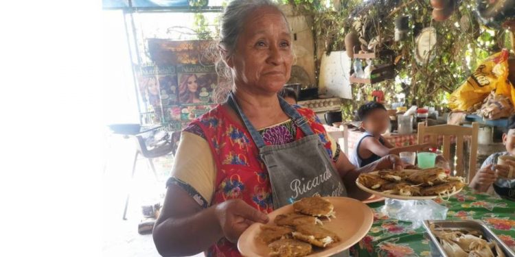 Cocinera tradicional imparte curso de comida Zoque para niños en Copoya