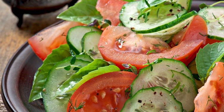 Refrescante ensalada de pepino para el verano