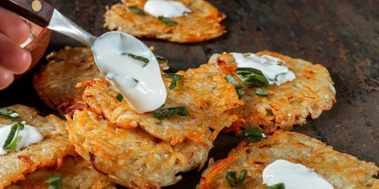 Cómo hacer chips de cebolla con queso para botanear