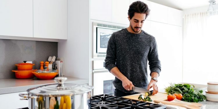 ¿Qué hacer para no gastar tanta luz en la cocina?