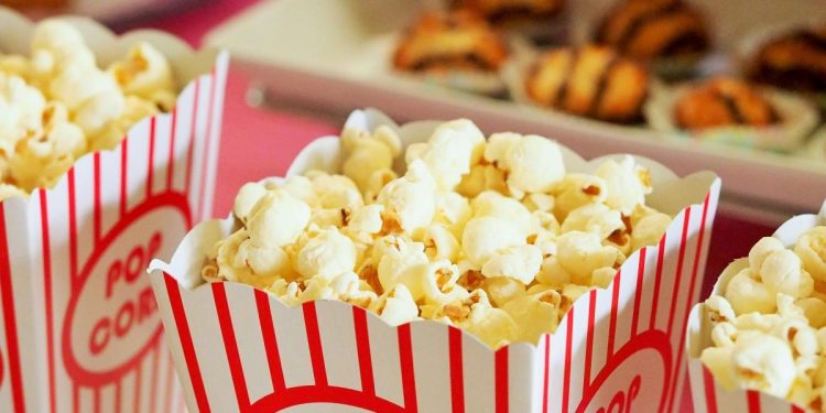 Pollo, tortas o papitas, ¿qué puedo meter al cine para comer?