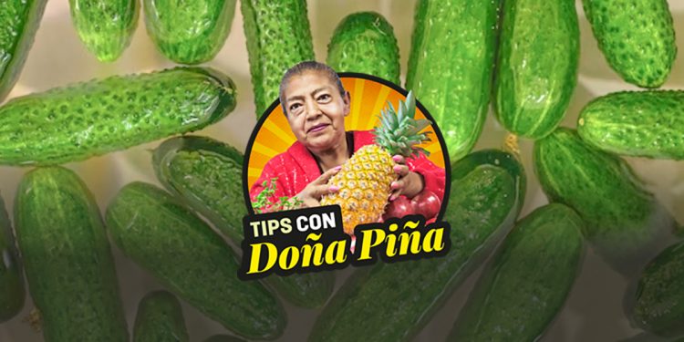 Doña Piña explica cómo elegir un buen pepino en el mercado