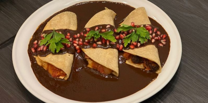 Enchiladas agustinas, un platillo que vive a la sombra de los chiles en nogada