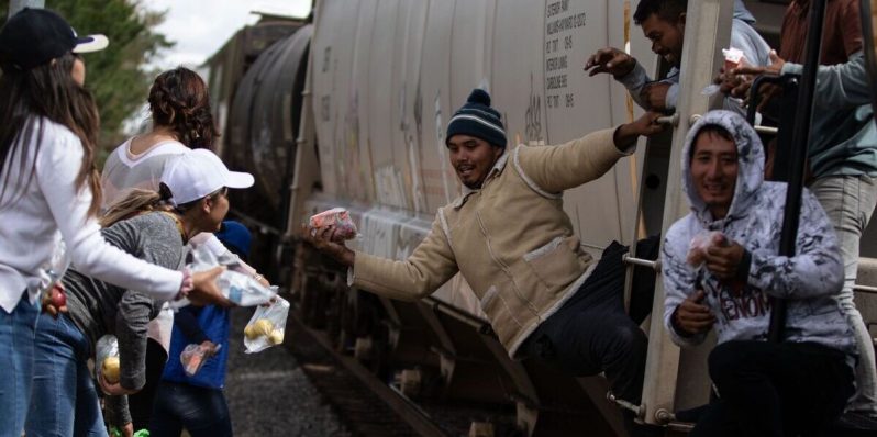 Las Patronas que alimentan a los migrantes a bordo  de La Bestia