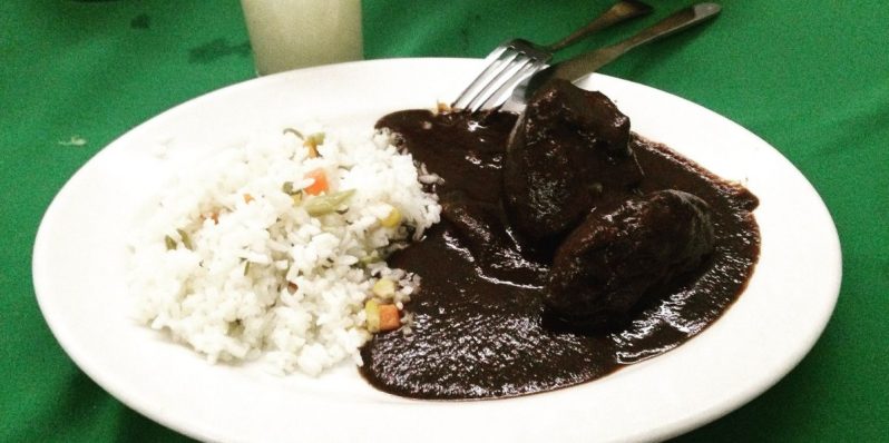 El mole negro de huitlacoche,una receta que le envidiamos a Tlaxcala