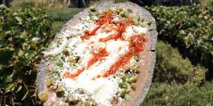 Prepara un huarache verde también conocido como la pizza mexicana