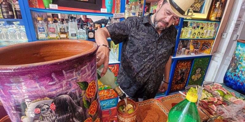 Así se preparan los jarritos y cantaritos gigantes, tradicionales de Jalisco