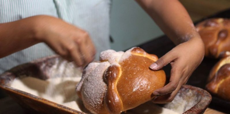 Sorprende a vivos y difuntos, aprender a preparar pan de muerto