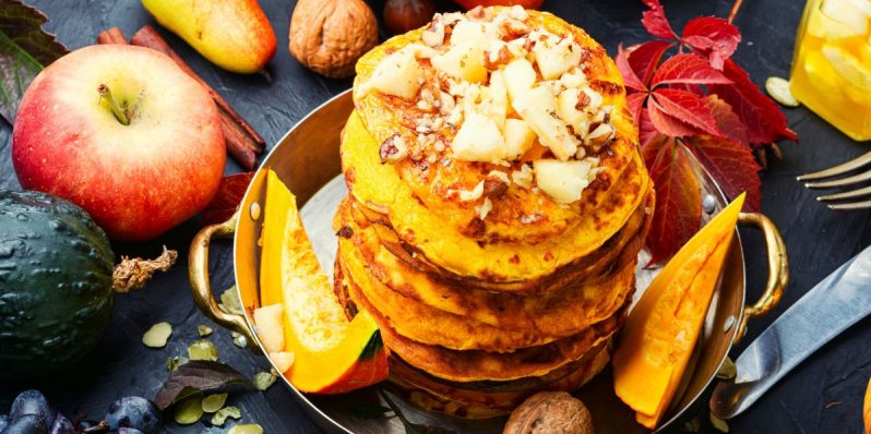 Hot cakes de calabaza esponjosos, listos para el antojo otoñal