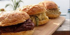 Fácil y llenador: Prepara hojaldras de pollo con mole o atún