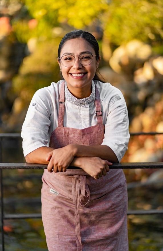 En nuestro podcast Qué Sabroso, la chef describe cómo ha logrado el reconocimiento internacional, a partir de una cocina sostenible