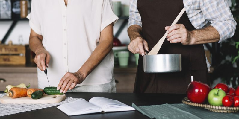 ¿Se pasaste de sal? Te decimos cómo quitarle el sabor salado a la comida