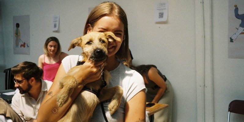 Un café y un nuevo perrito te esperan en el efímero Dog Café