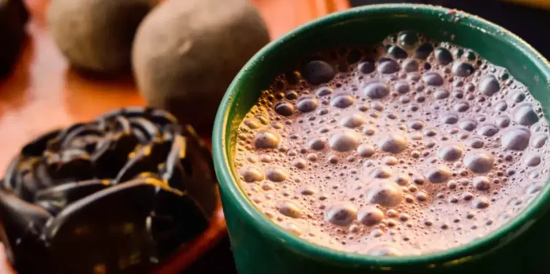 Chocolate espumoso chiapaneco, el compañero ideal para la rosca