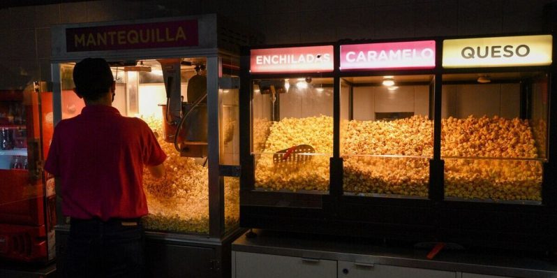 Haz cuentas, esto es lo que actualmente cuesta comer en una visita al cine