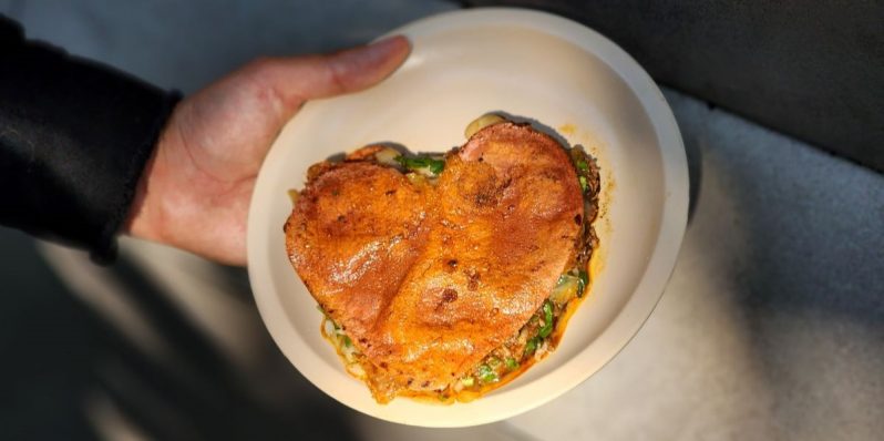 Aquí puedes ir por taquitos de birria forma de corazón con tus compitas