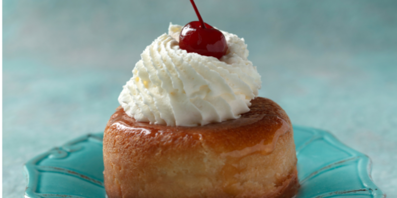 Por qué el Baba Au Rum es un postre irresistible si amas el pan y los cocteles