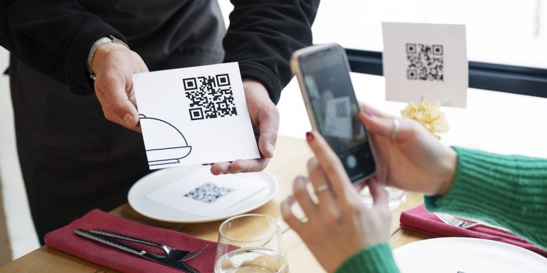 Alertan sobre escanear menús con QR en restaurantes, ¿cómo hacerlo de manera segura?