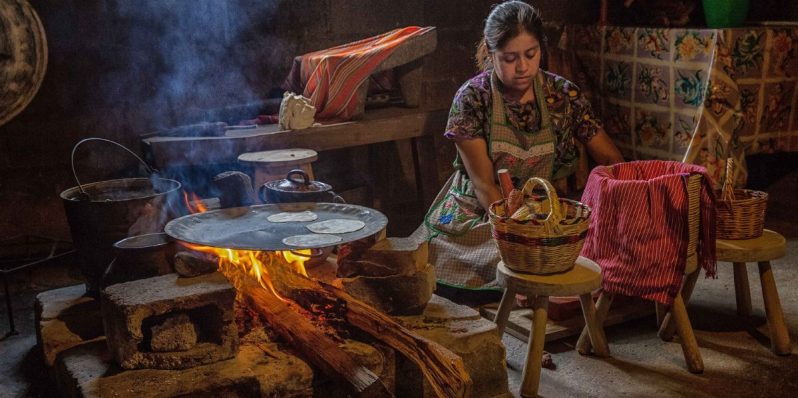 Mujeres en la cocina: Guardianas del fuego y las alquimistas de los sabores