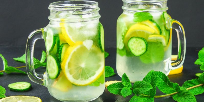 Cómo hacer una refrescante agua de pepino con limón