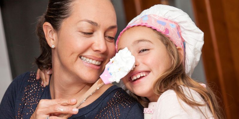 Mamá manda en la cocina: Por qué comemos lo que ella decide (aunque no lo diga)