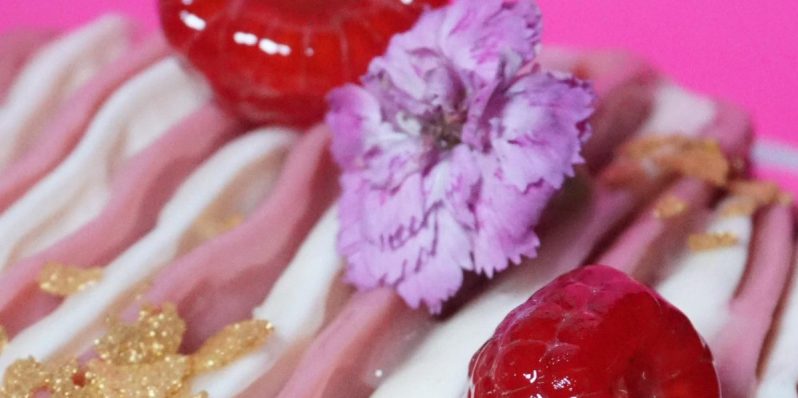 El chocolate rosa sí existe y no tiene color artificial; te contamos a qué sabe y dónde probar