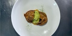 Merengue con crema pastelera de yuzu para los antojos de verano