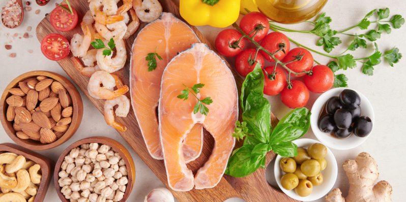 ¿Qué es la dieta mediterránea y por qué la consideran tan saludable o milagrosa?