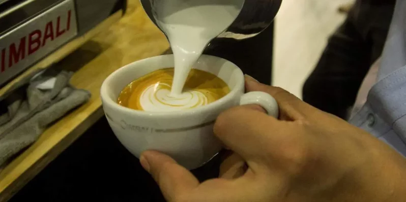 Tomar café en la mañana te estresa más: Todo tiene que ver con el cortisol
